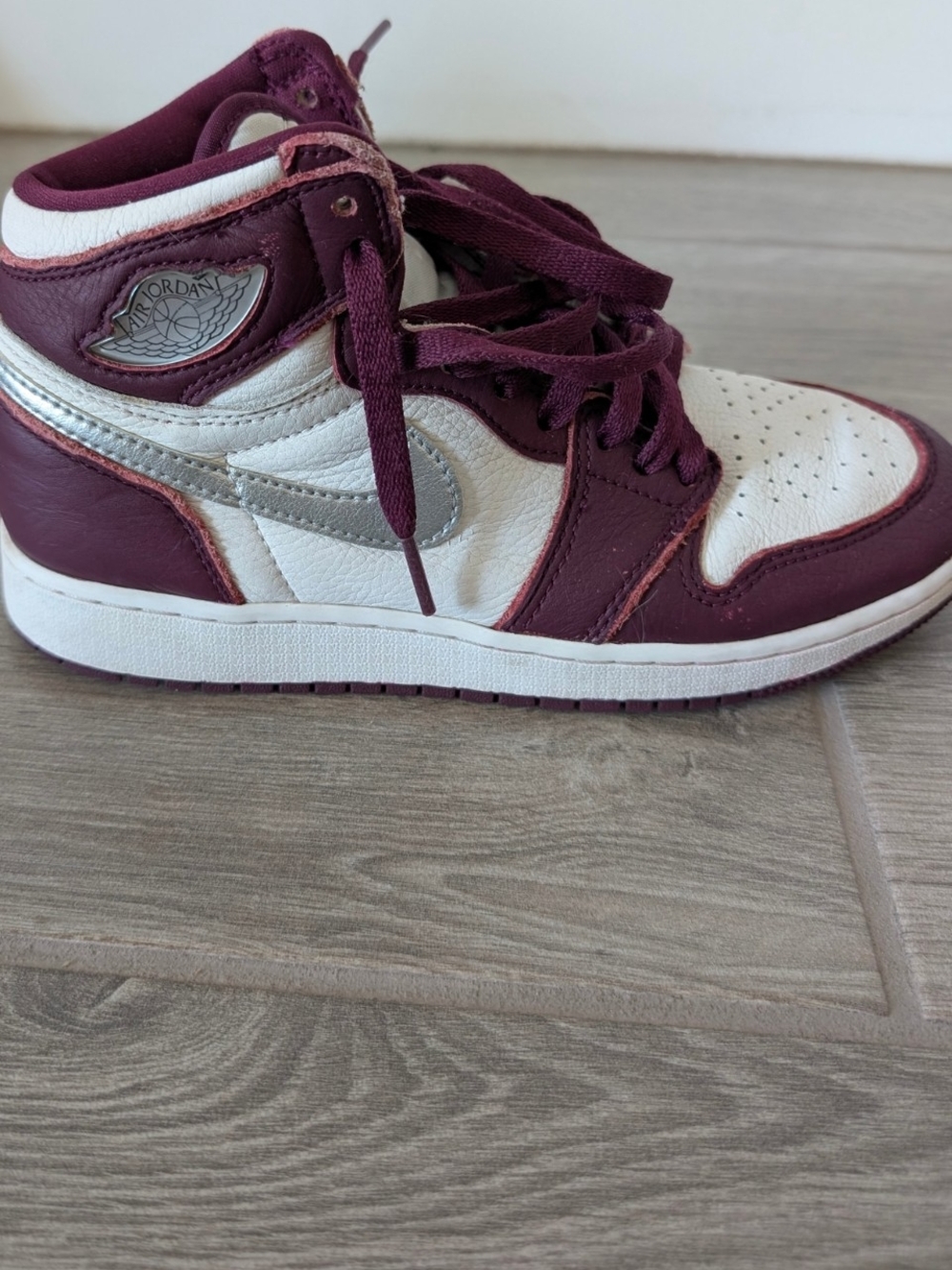 Air Jordan 1 Retro High OG 'Bordeaux', Size 5.5Y